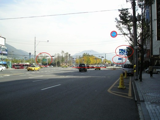 마산 어린교 5거리 전경(주행도로와 정지선에서 볼 수 있는 표지판 ○ 안) 